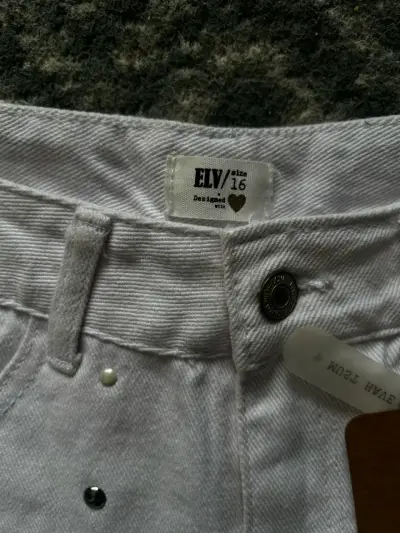 Shorts de mezclilla blancos con perlas - miniatura 2