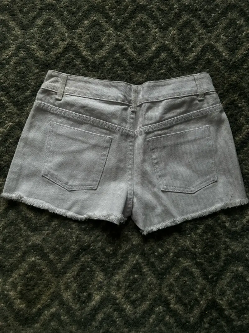Shorts de mezclilla blancos con perlas - 3