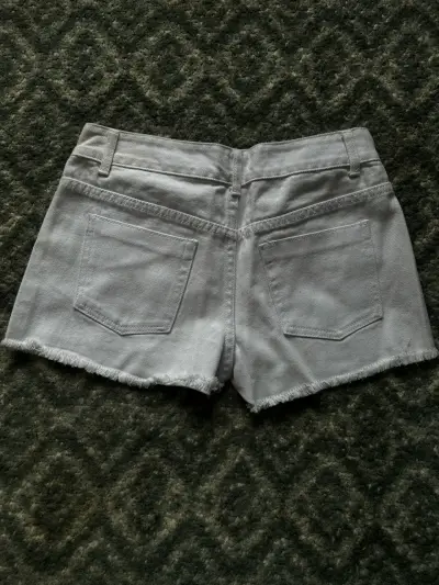 Shorts de mezclilla blancos con perlas - miniatura 3
