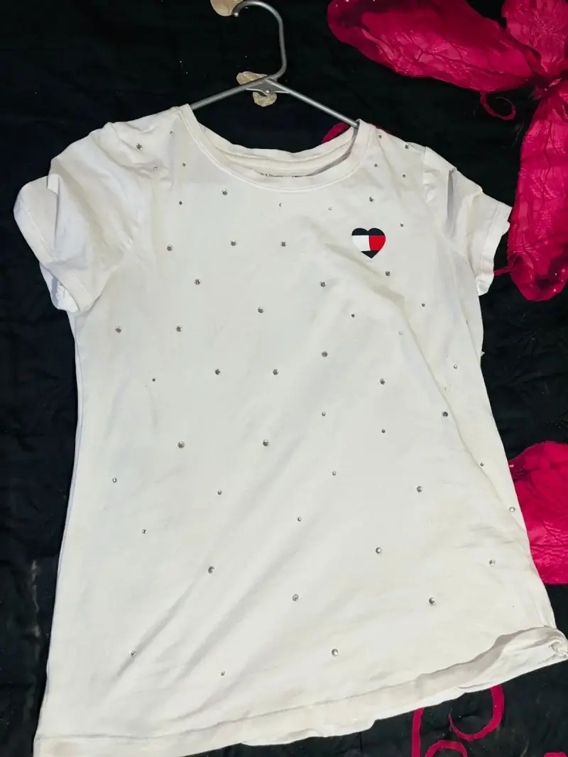 Polera blanca tommy con detalles brillantes