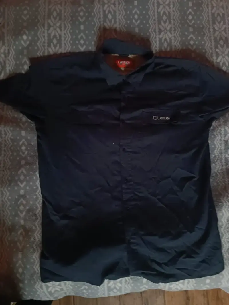 Camisa negra marca Latitude para hombre