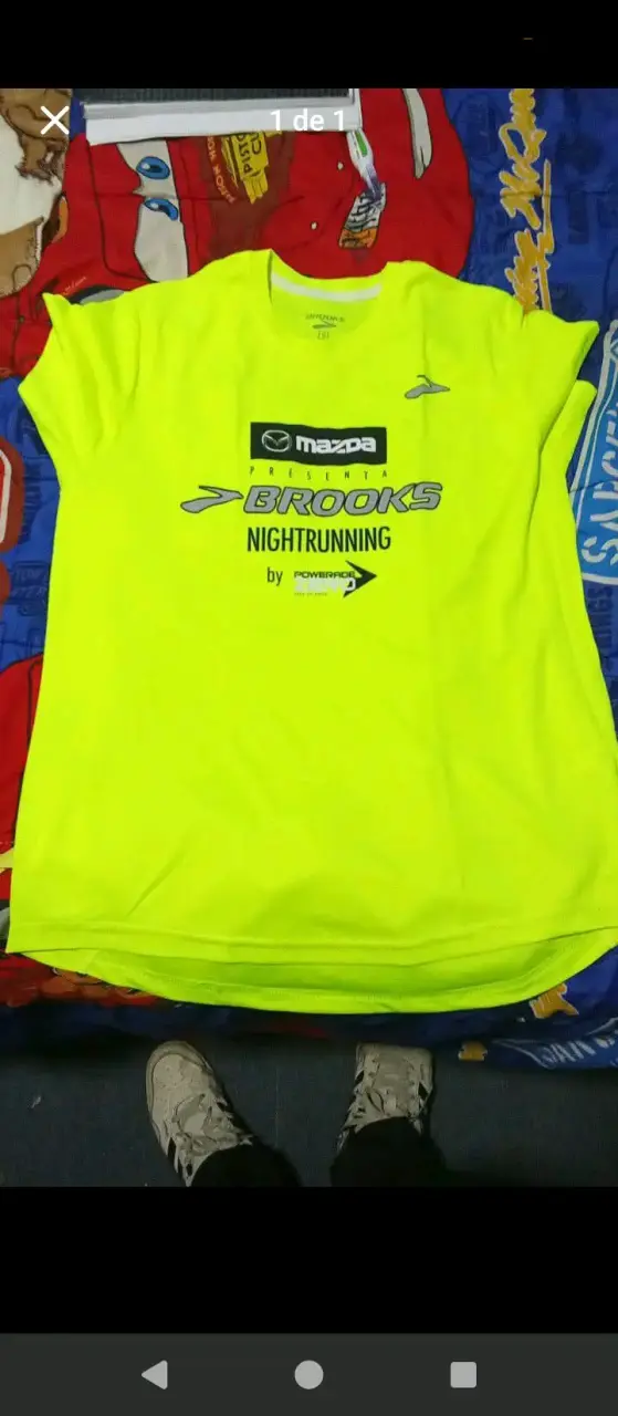 Polera deportiva Brooks amarilla neón