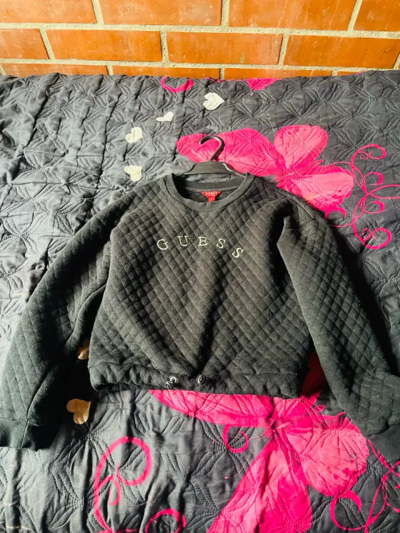Polerón negro Guess acolchado para mujer