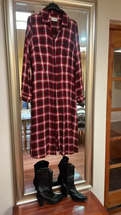 Vestido camisero largo a cuadros rojos - miniatura 1