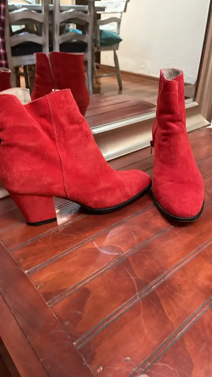 Botines rojos de gamuza con tacón - 1
