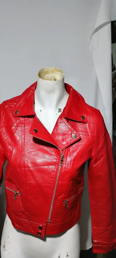 Chaqueta de cuero roja estilo biker - miniatura 1