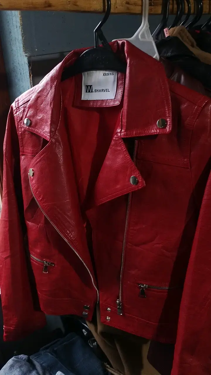 Chaqueta de cuero roja estilo biker - 2
