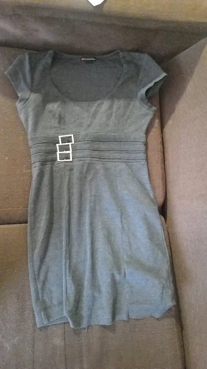 Vestido gris con detalle de hebillas - 1