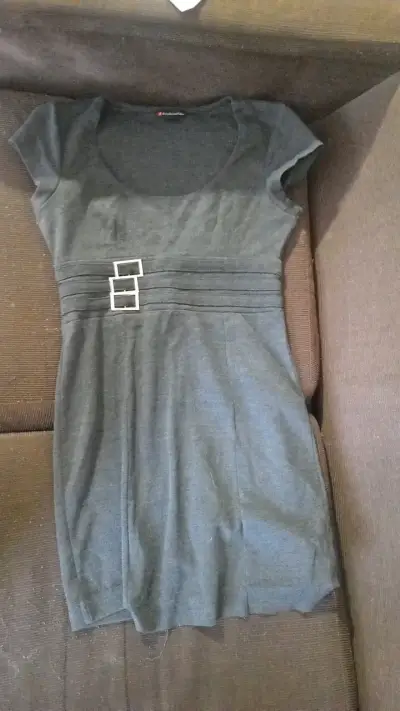 Vestido gris con detalle de hebillas - miniatura 1