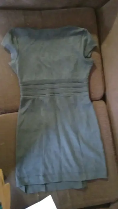 Vestido gris con detalle de hebillas - miniatura 2