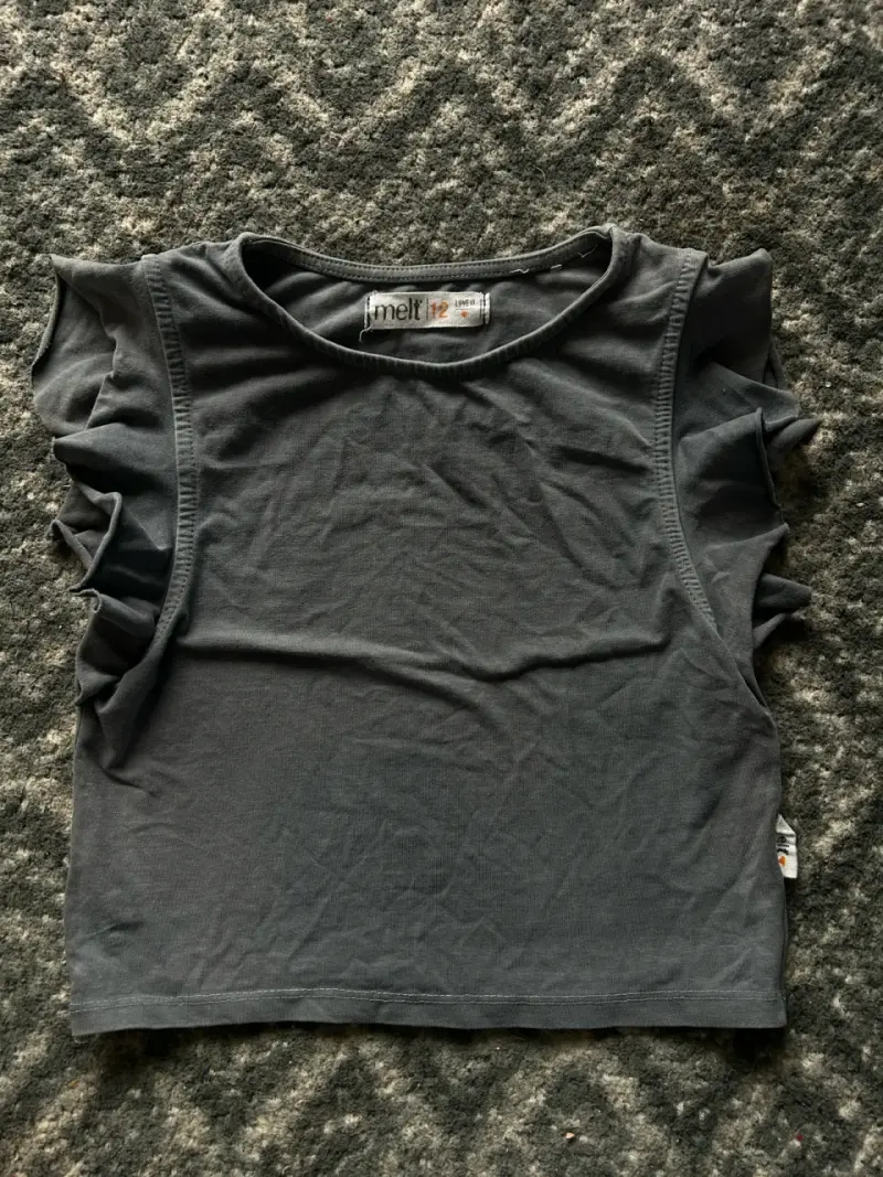 Polera negra con volantes Melt 12 - 1
