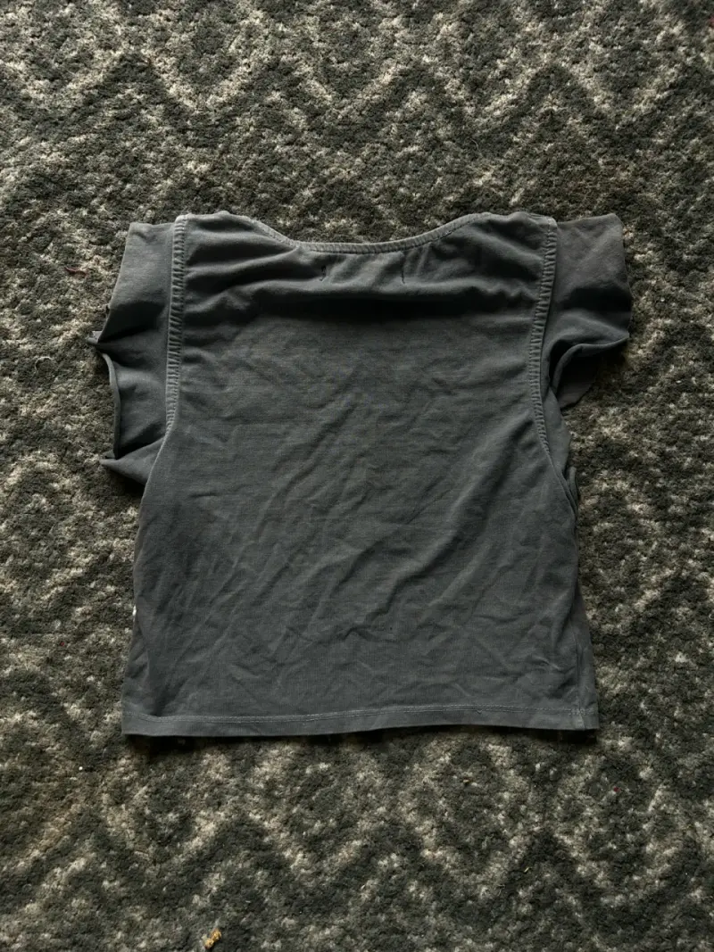 Polera negra con volantes Melt 12 - 2