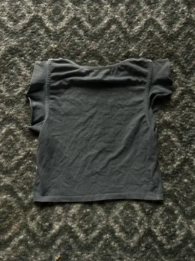 Polera negra con volantes Melt 12 - miniatura 2