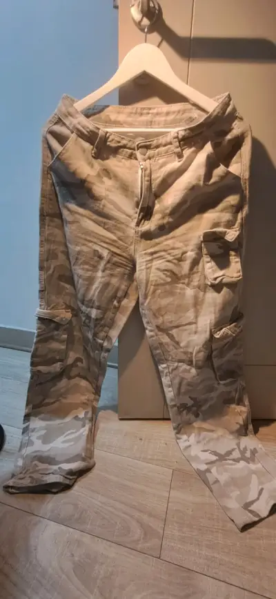 Pantalones cargo camuflados beige - miniatura 1