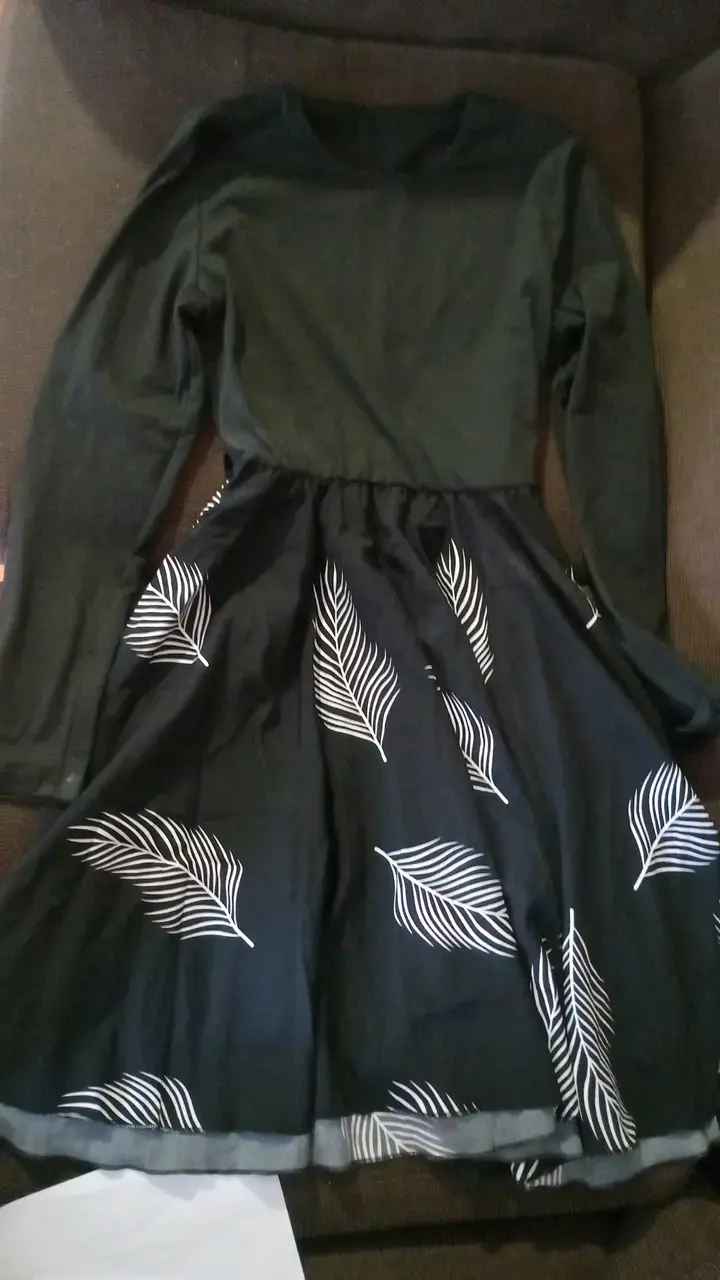 Vestido negro con estampado de hojas - 1