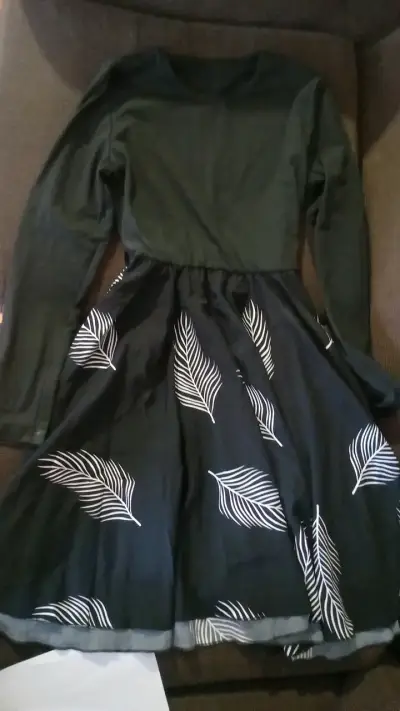 Vestido negro con estampado de hojas - miniatura 1