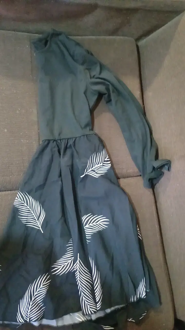 Vestido negro con estampado de hojas - 2