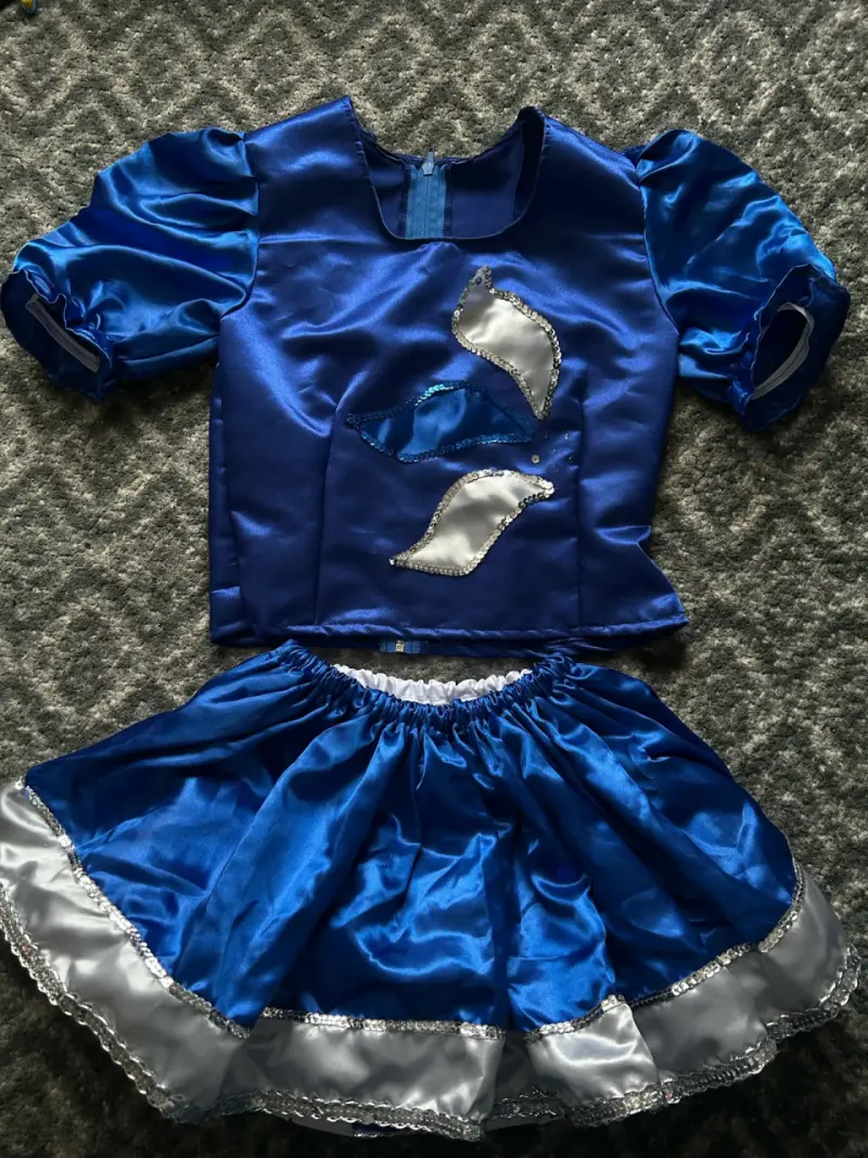Vestido de saya azul con detalles plateados - 2