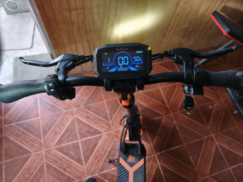 Scooter eléctrico KuKirin con pantalla digital - 1