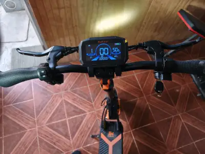 Scooter eléctrico KuKirin con pantalla digital - miniatura 1