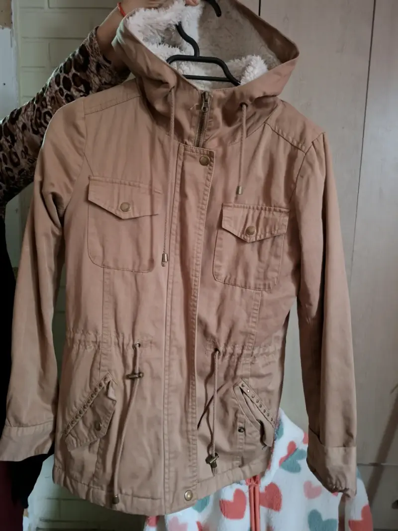 Chaqueta beige con capucha - 1