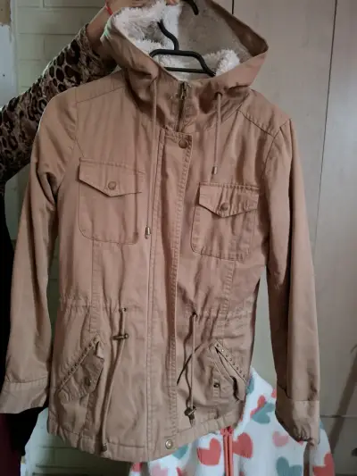 Chaqueta beige con capucha - miniatura 1