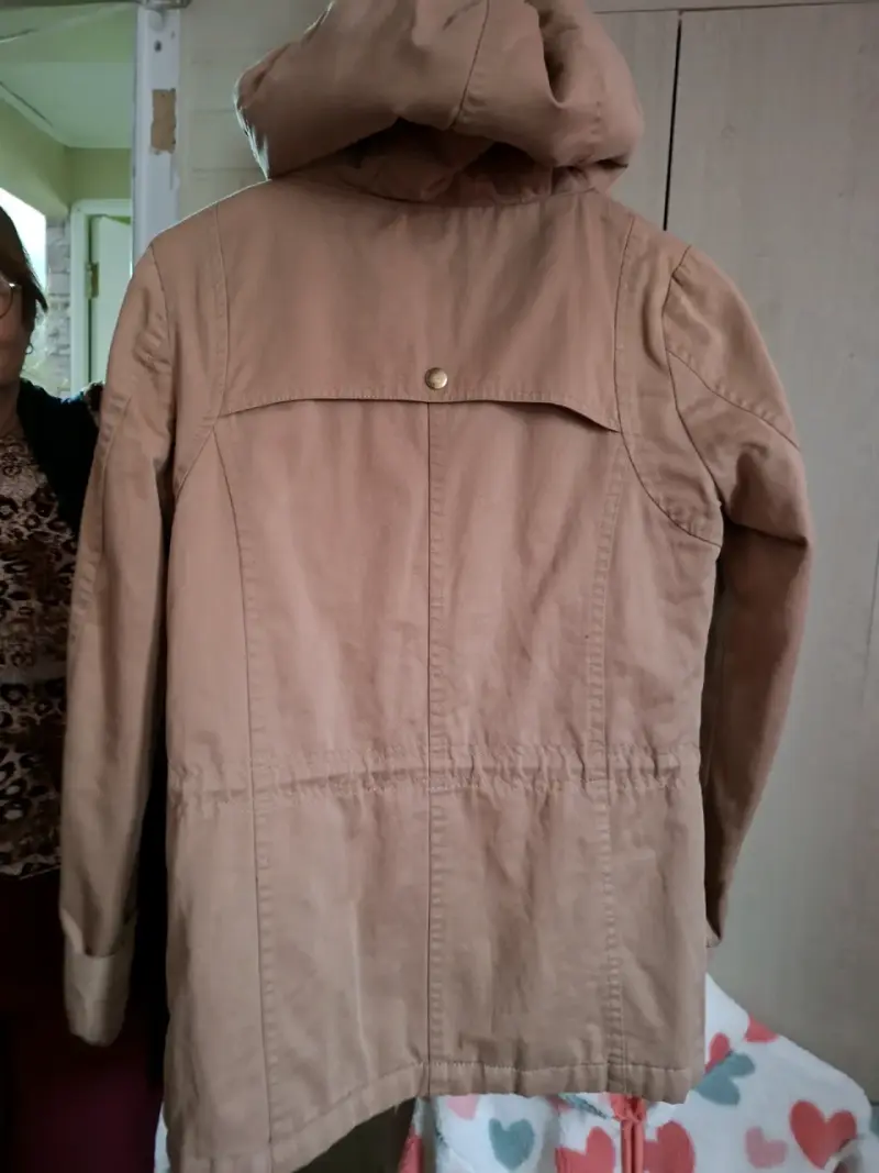 Chaqueta beige con capucha - 2