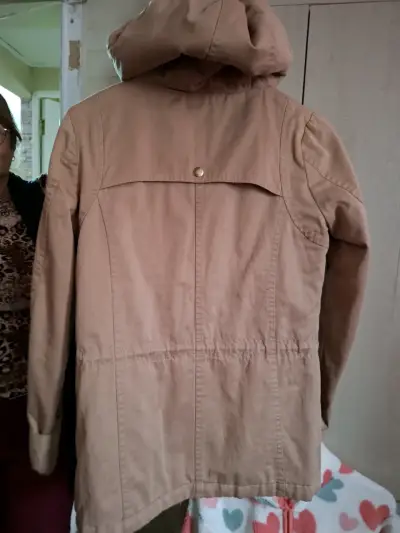 Chaqueta beige con capucha - miniatura 2