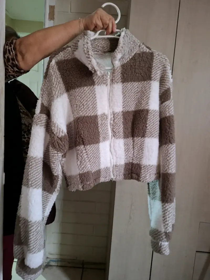 Chaqueta peludita a cuadros marrón y blanco