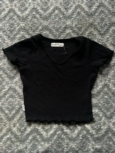 Polera negra de mujer Melt con cuello en V - miniatura 1