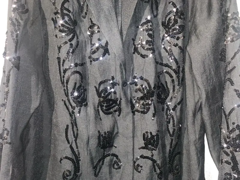 Blusa negra con lentejuelas elegantes - 2
