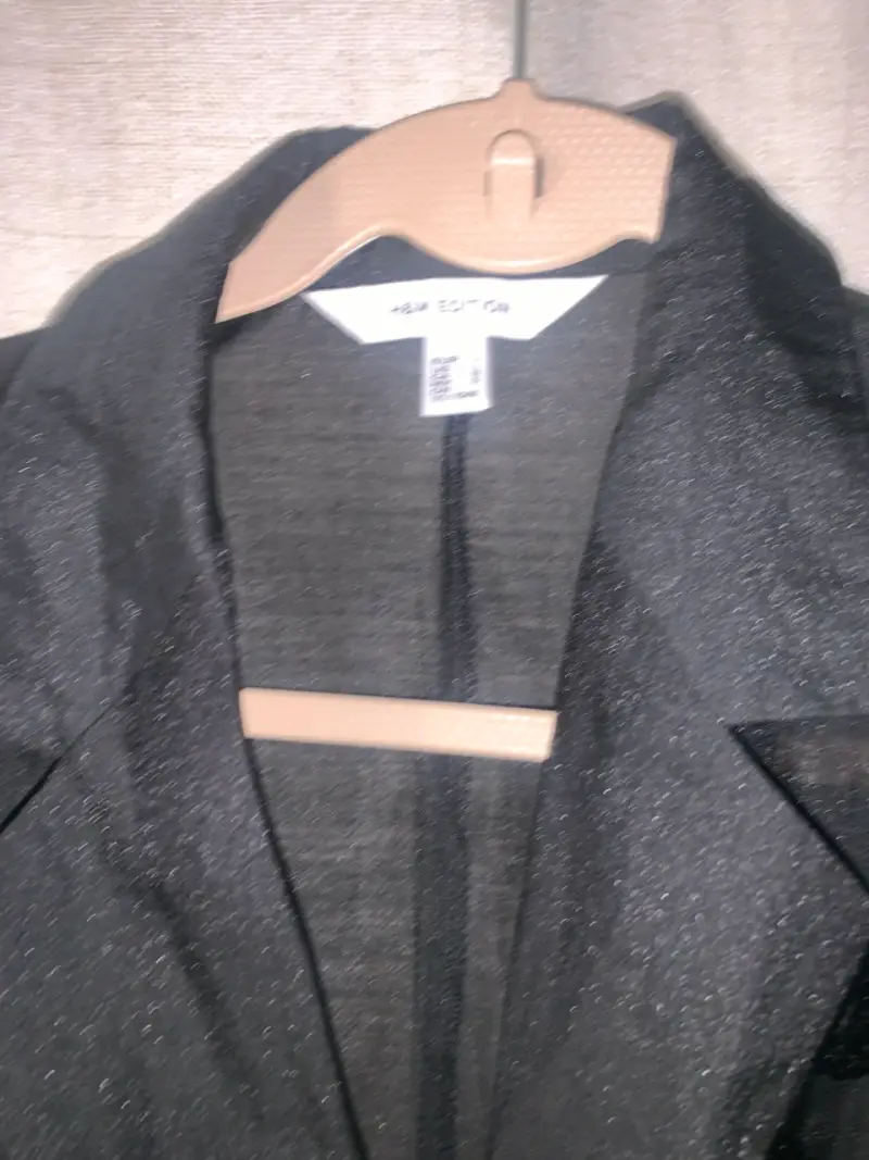 Blusa negra con lentejuelas elegantes - 3