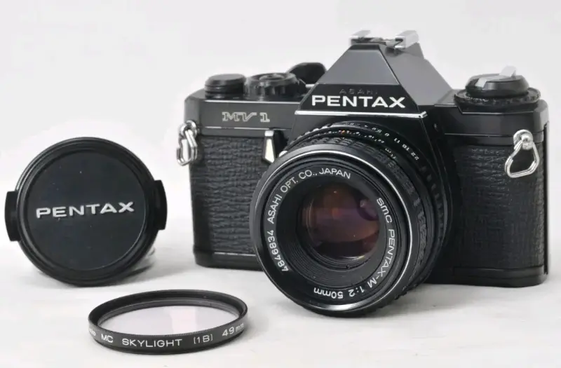 Cámara Pentax MV1 con lente 50mm