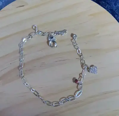 Pulsera de plata con dijes de corazón - miniatura 1