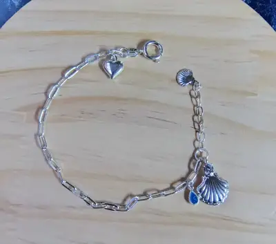 Pulsera de plata con dijes de corazón - miniatura 2