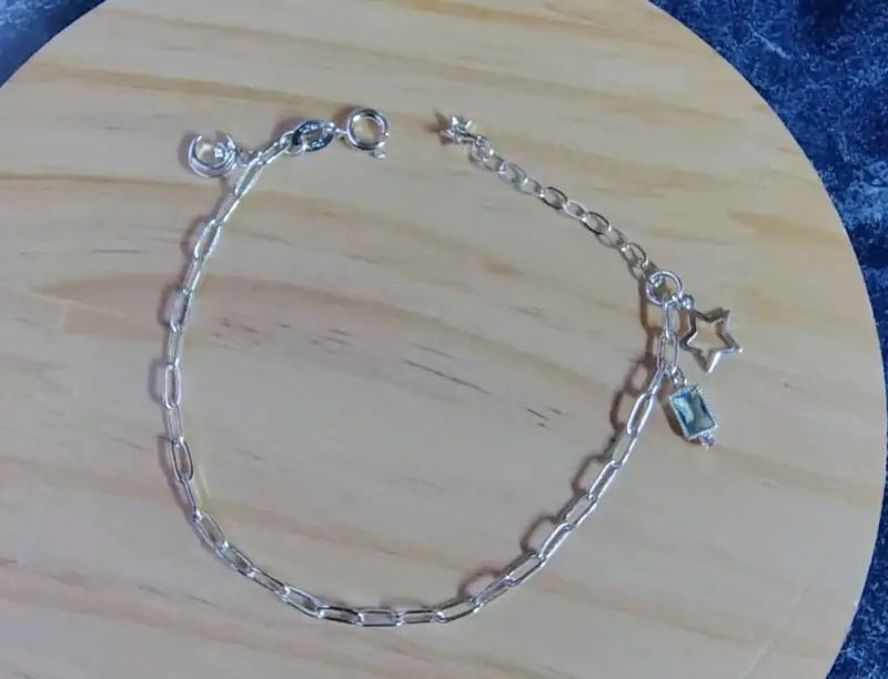Pulsera de plata con dijes de corazón - 4