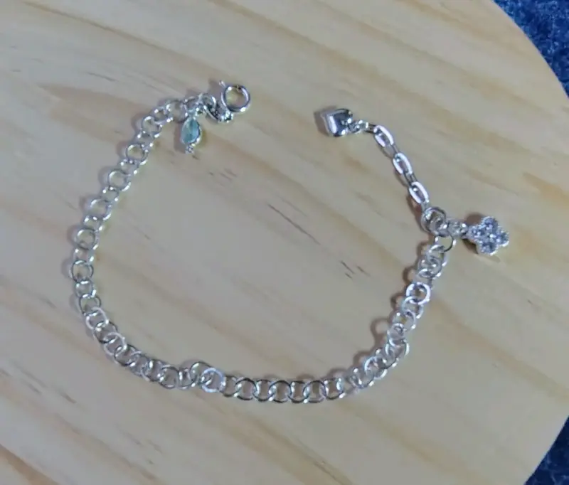 Pulsera de plata con dijes de corazón - 5