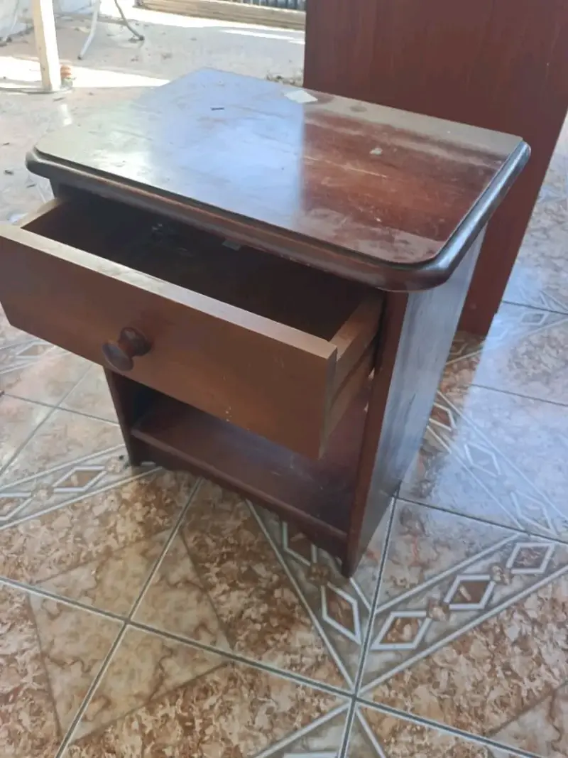 Velador de madera con cajón - 1