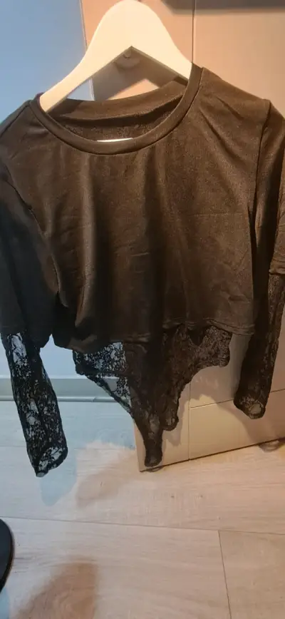 Blusa negra con encaje elegante - miniatura 1