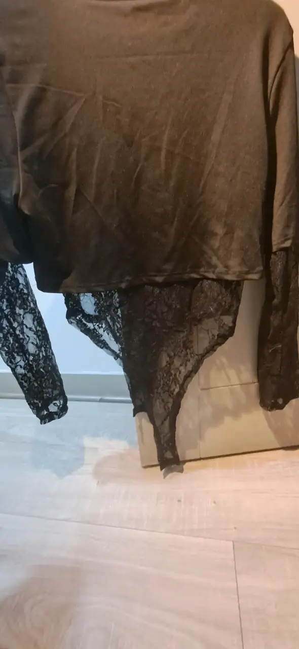Blusa negra con encaje elegante - 2
