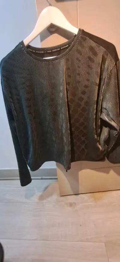 Polerón negro con diseño texturizado - miniatura 1