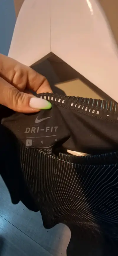 Polerón negro con diseño texturizado - miniatura 2