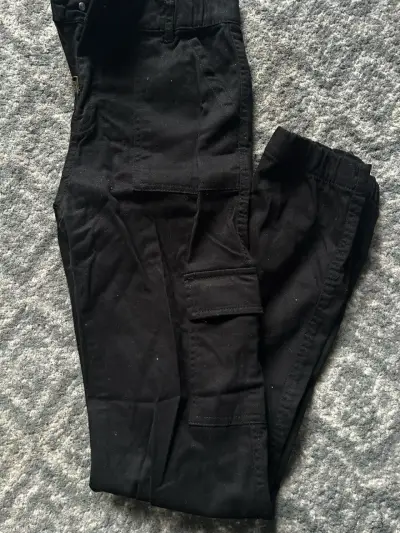Pantalones cargo negros para niña - miniatura 4