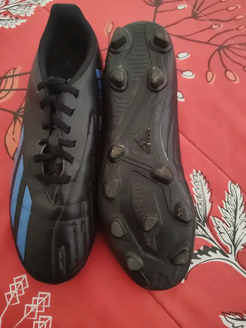 Botines de fútbol negros con detalles azules - 2