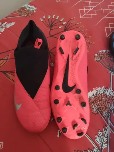 Botines de fútbol negros con detalles azules - miniatura 4