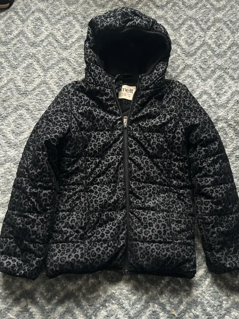 Chaqueta acolchada negra con capucha para niña - 1