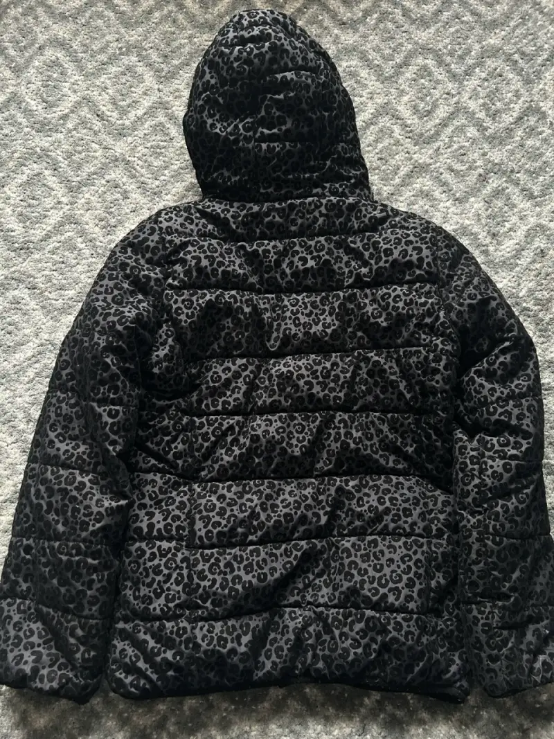 Chaqueta acolchada negra con capucha para niña - 3