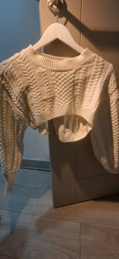 Suéter corto de punto trenzado beige - miniatura 1