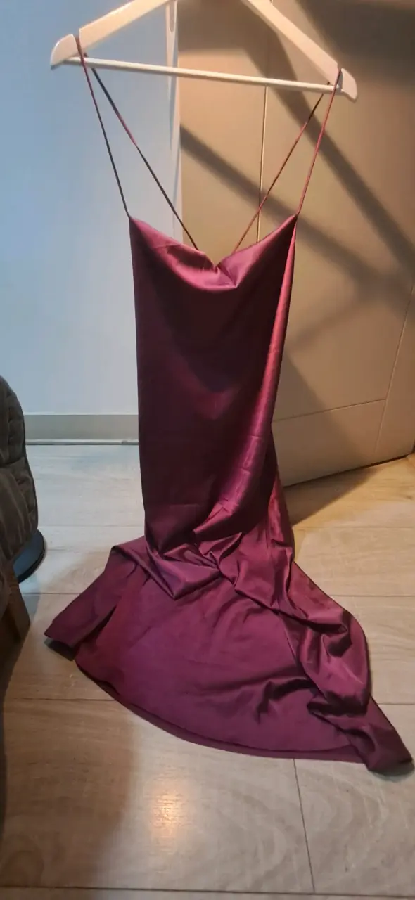 Vestido largo de satén color burdeos - 1