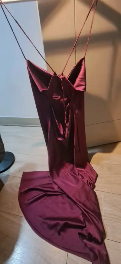 Vestido largo de satén color burdeos - miniatura 2